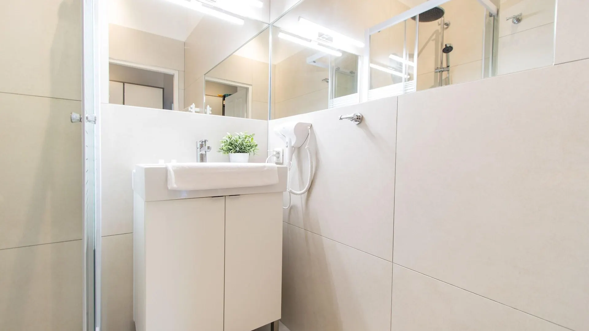 Apartmenthaus Hietzing I Contactless Check-In Viena